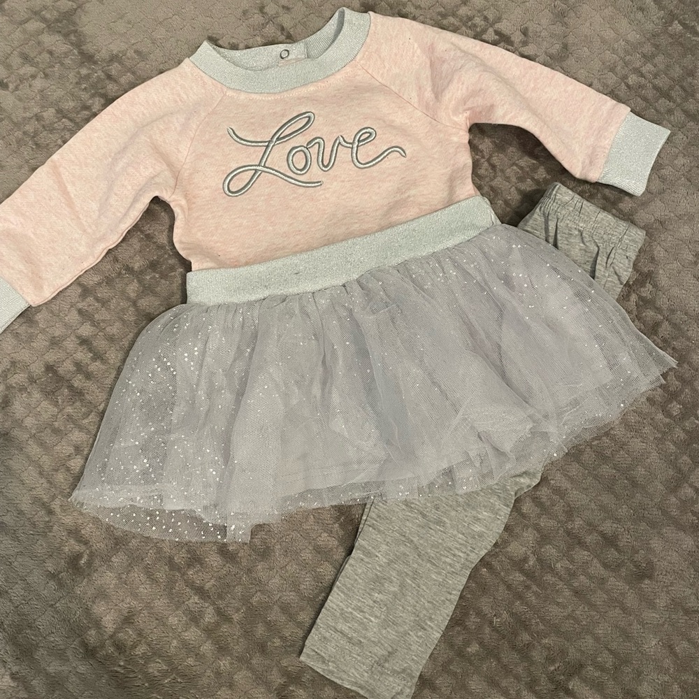 “LOVE” Sweatshirt Outfit